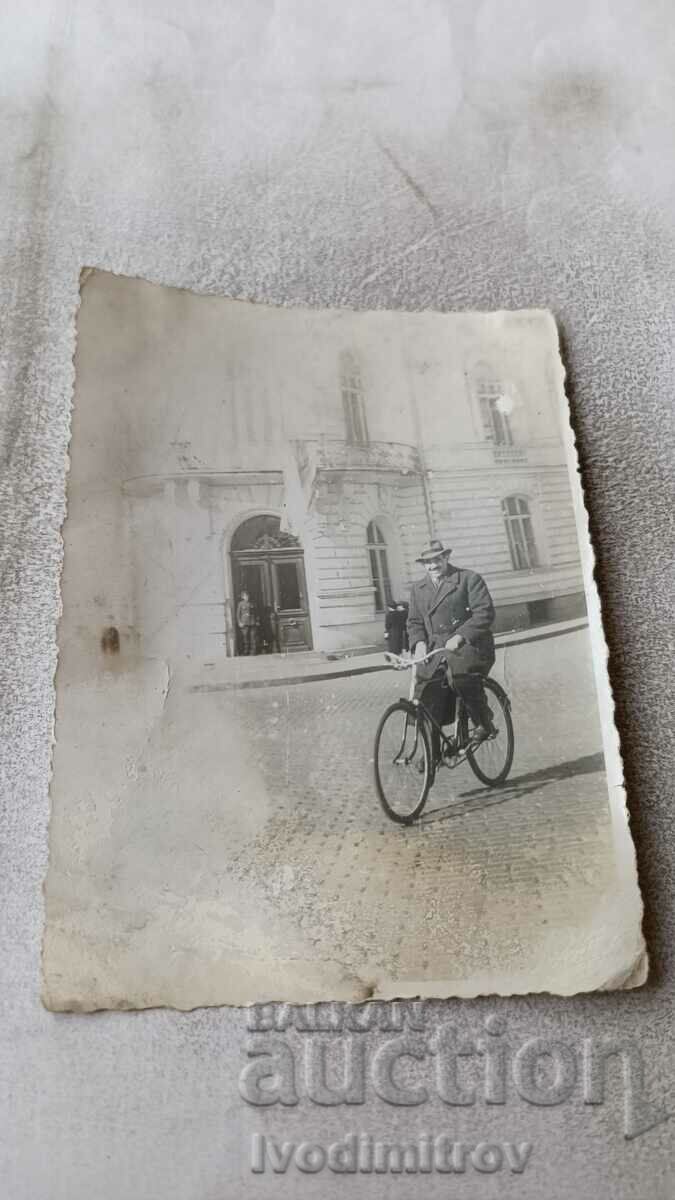 Photo Sofia A man with a retro bicycle
