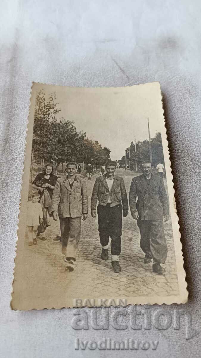 Снимка Трима млади мъже жена и малко момче на разходка
