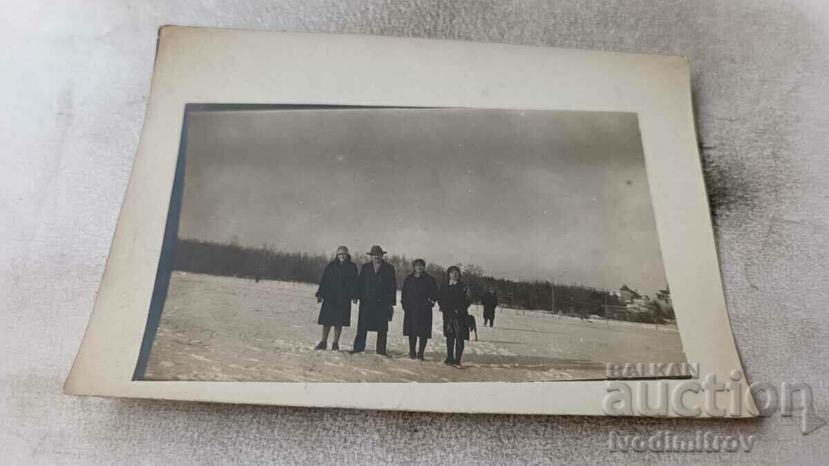 Photo Man and three women in winter