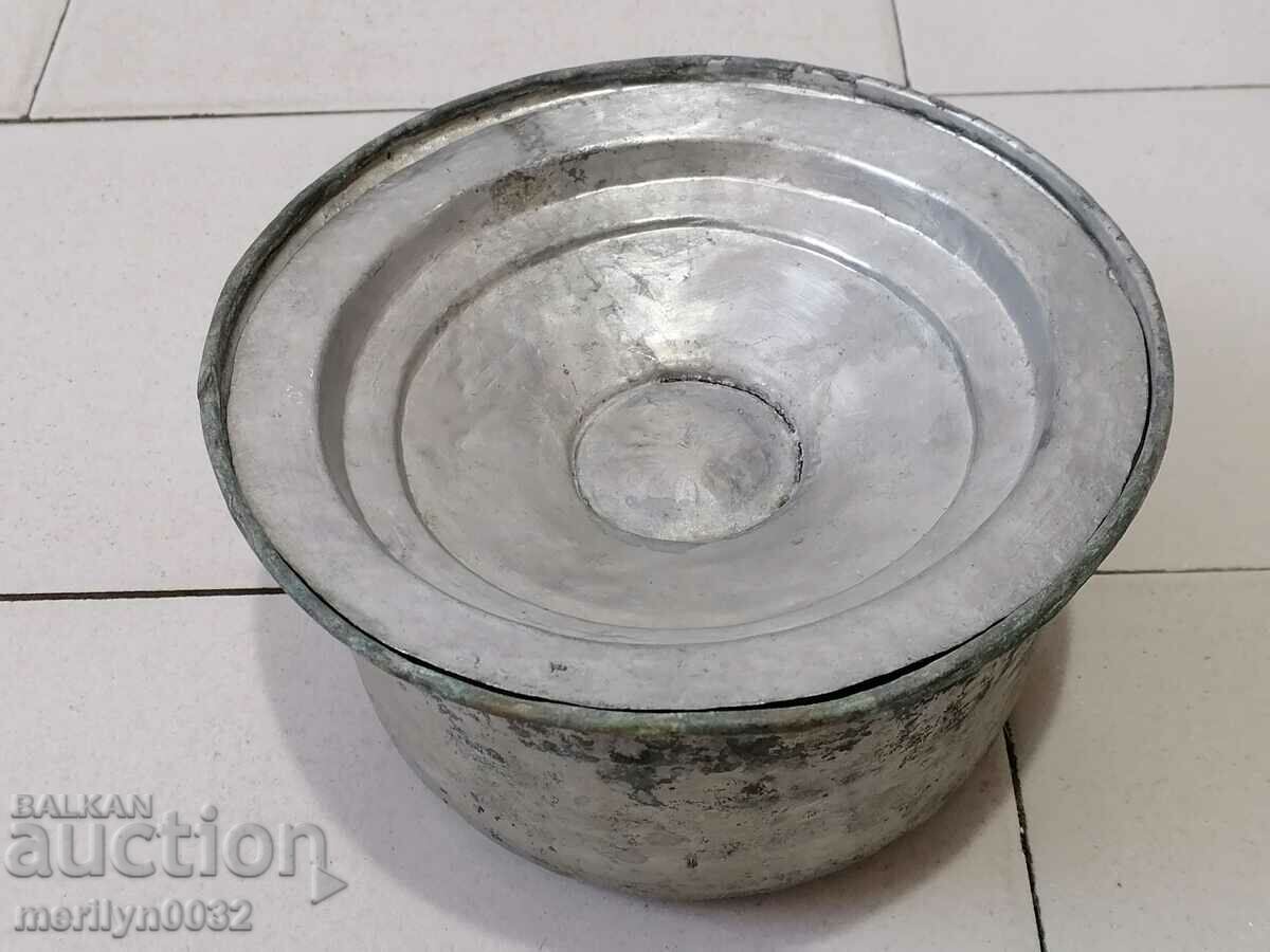 Auction An old tinned pot, a baker's copper pot with lid Auction An old tinned pot, a baker's copper pot with lid