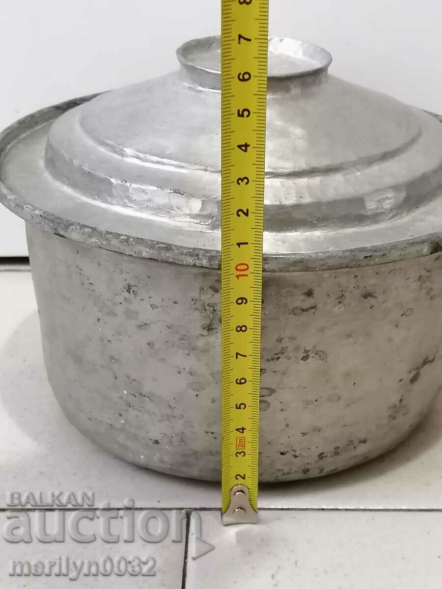 Delivery of An old tinned pot, a baker's copper pot with lid Delivery of An old tinned pot, a baker's copper pot with lid