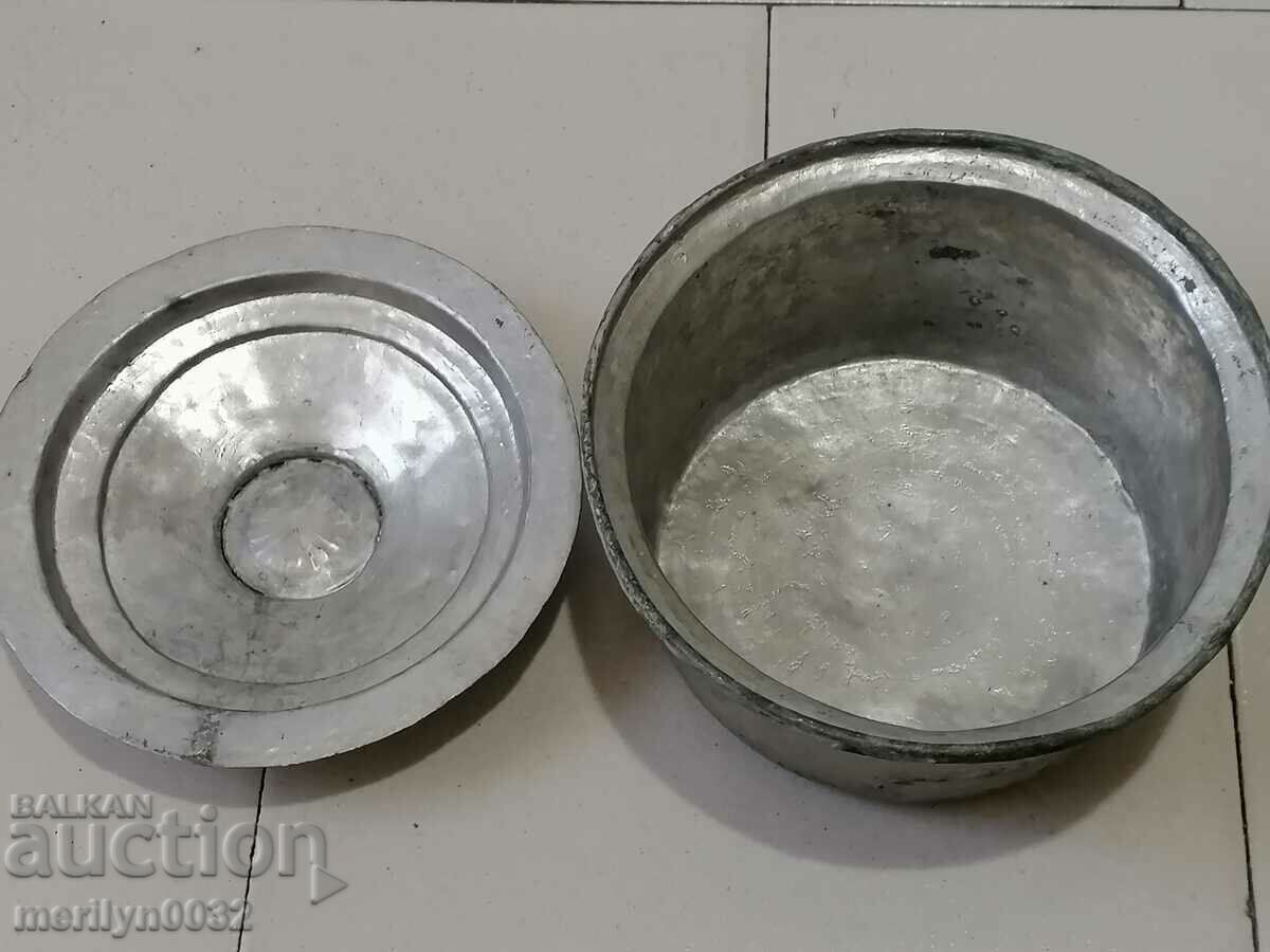 An old tinned pot, a baker's copper pot with lid - 5 An old tinned pot, a baker's copper pot with lid - 5