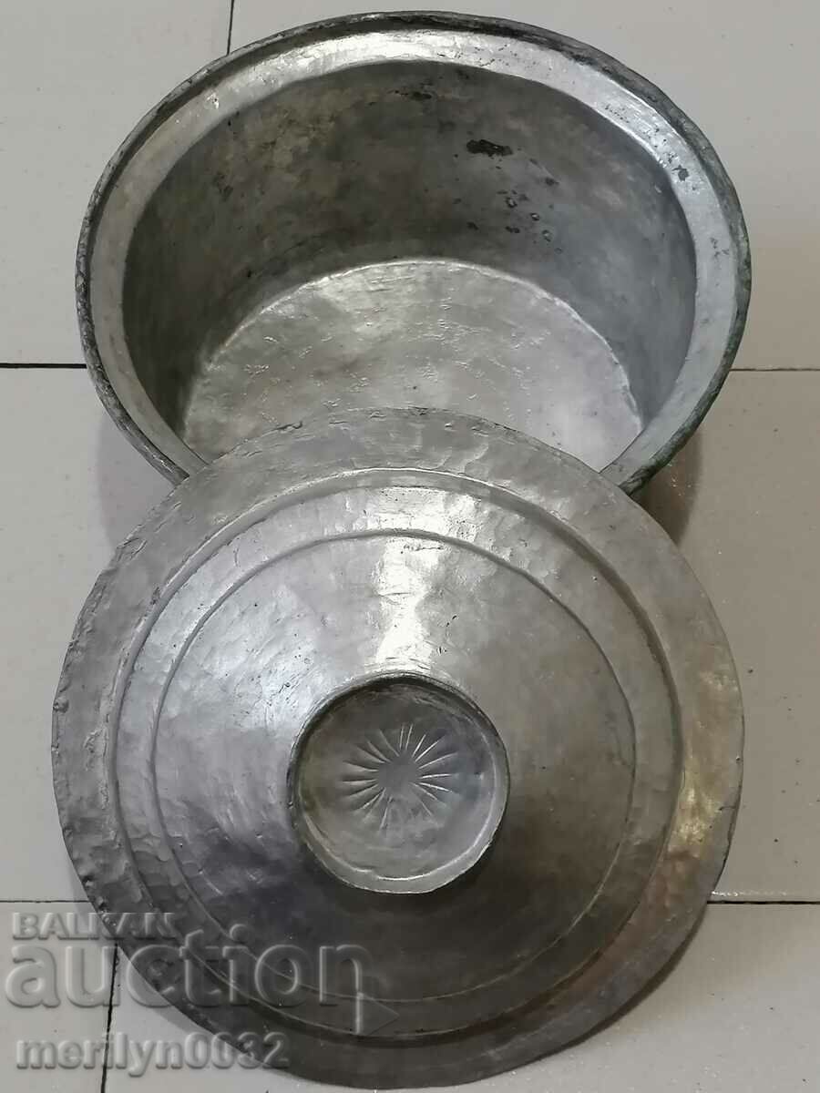 An old tinned pot, a baker's copper pot with lid - 7 An old tinned pot, a baker's copper pot with lid - 7