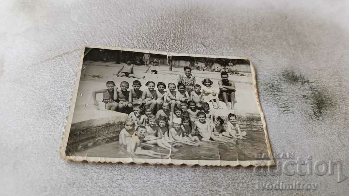 Снимка Момчета и момичета на до басейн със своите учители