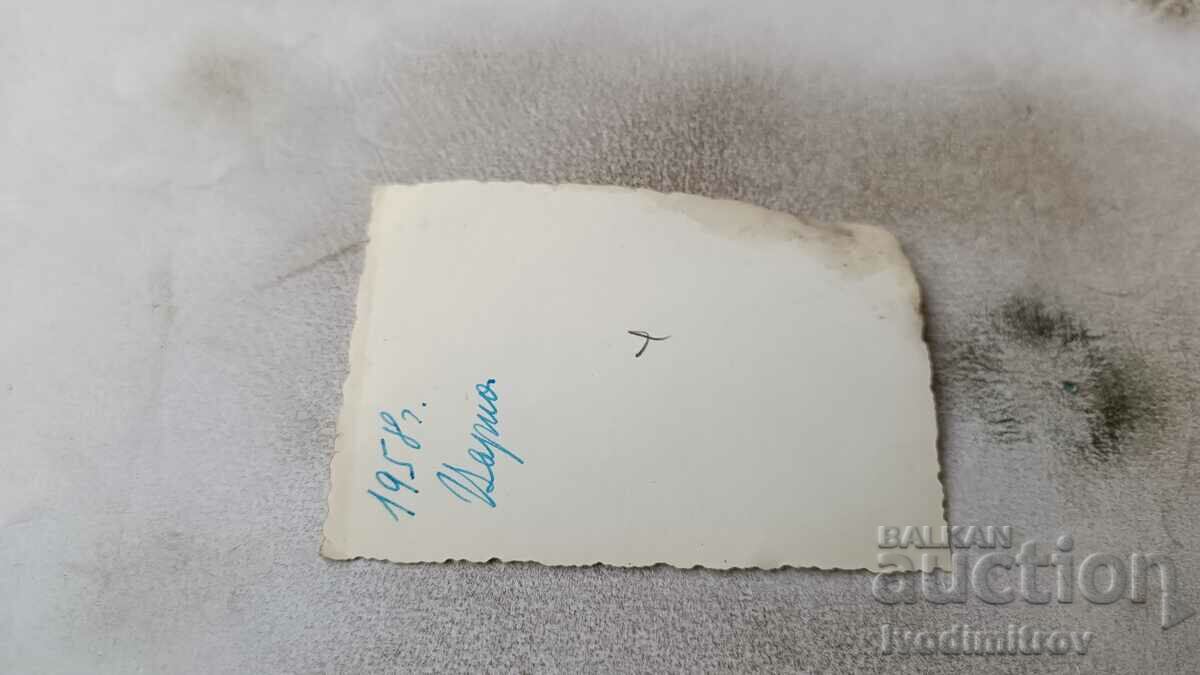 Φωτογραφία Νεαρή γυναίκα στην παραλία με τιμή 1.45 BGN | € 0.74 Φωτογραφία Νεαρή γυναίκα στην παραλία με τιμή 1.45 BGN | € 0.74