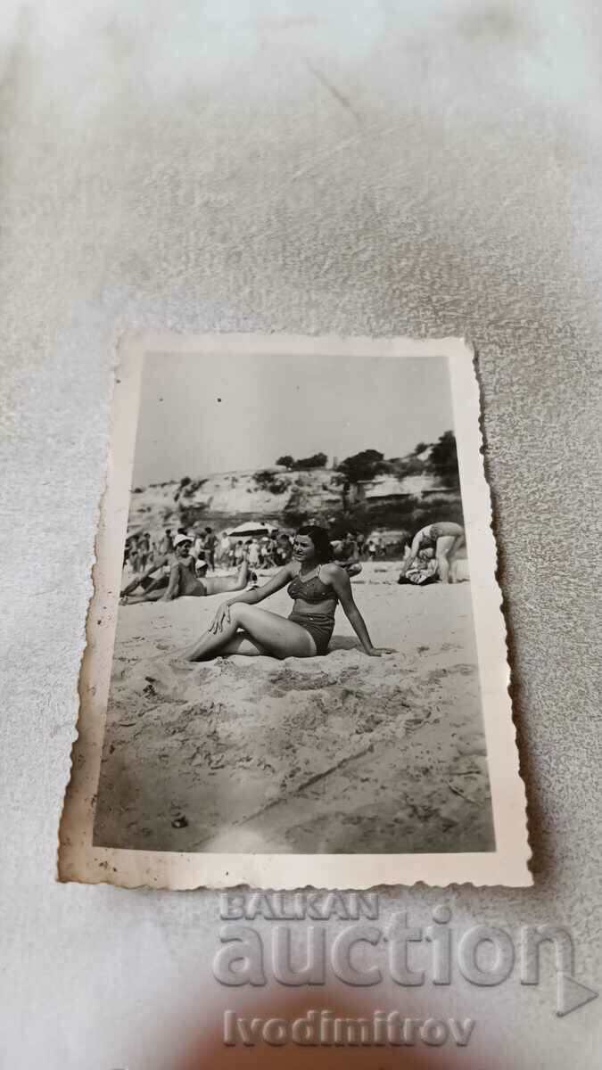 Φωτογραφία Νεαρή γυναίκα στην παραλία