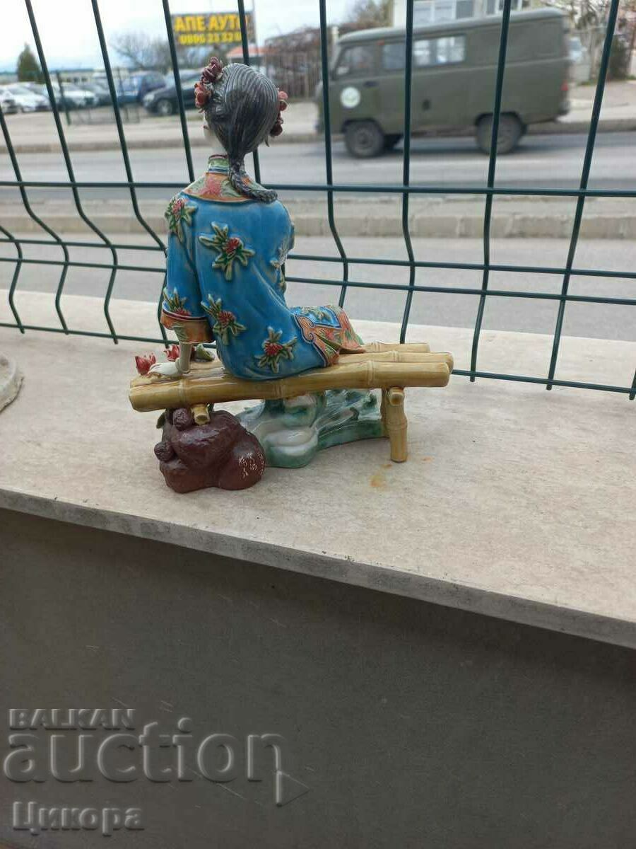 Delivery of OLD CHINESE PORCELAIN FIGURE STATUETTE