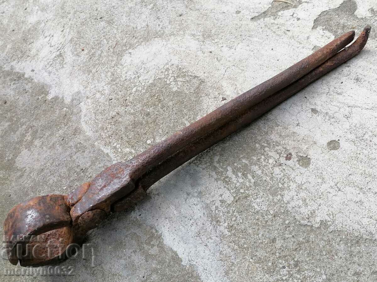 Delivery of Old forging pliers, wrought iron, a keradene tool Delivery of Old forging pliers, wrought iron, a keradene tool