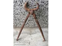 Παλιά τσιμπίδα σιδηρουργού, σφυρήλατο σίδερο, κεραμιδικό εργαλείο