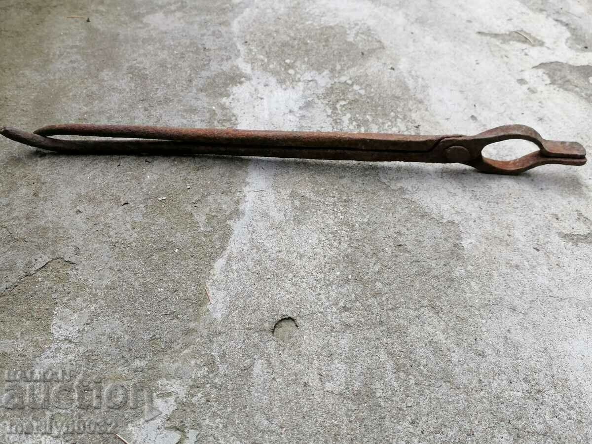 Delivery of Old forging pliers, wrought iron, a keradene tool Delivery of Old forging pliers, wrought iron, a keradene tool