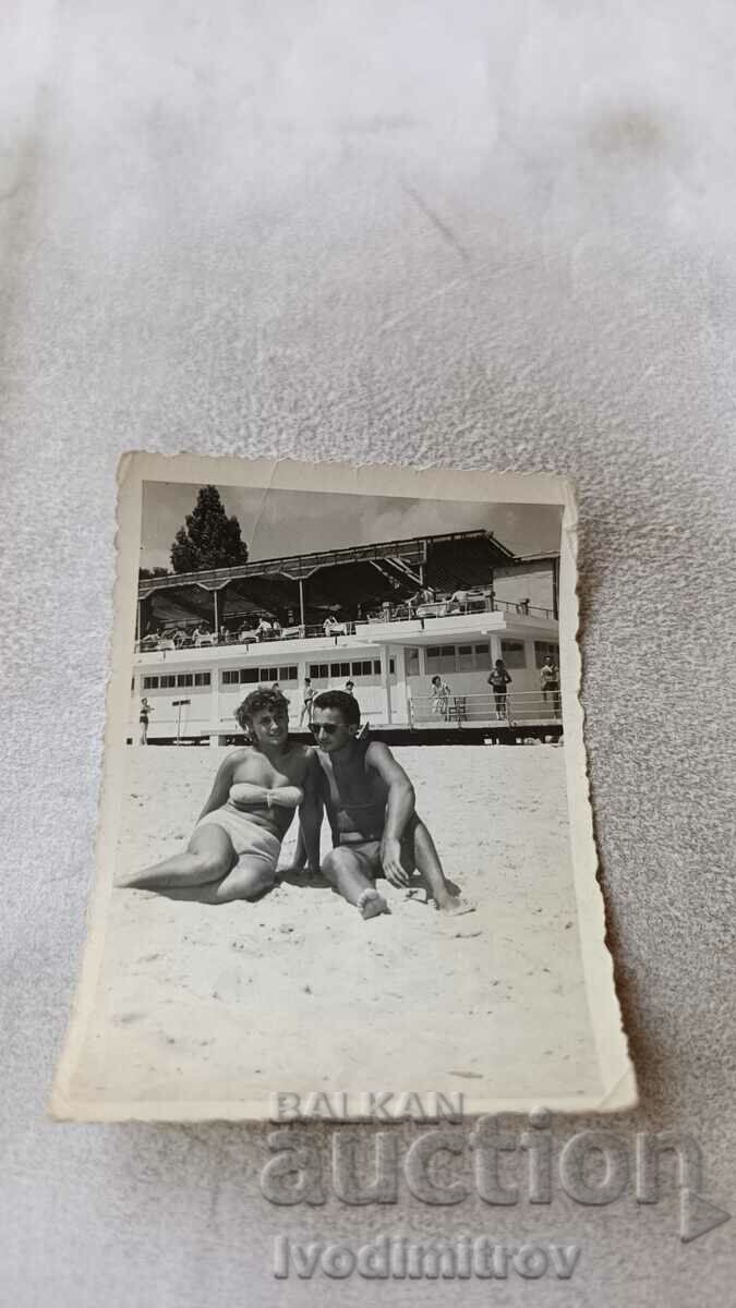 Φωτογραφία Άνδρας και νεαρή γυναίκα στην παραλία