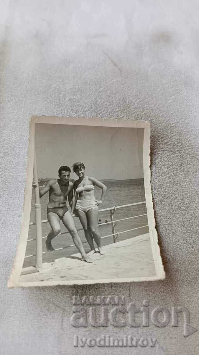 Снимка Мъж и млада жена на пристана