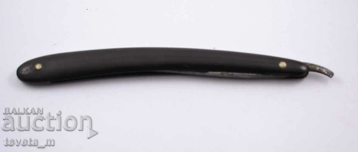 An old razor with price 10.00 BGN | € 5.11 An old razor with price 10.00 BGN | € 5.11