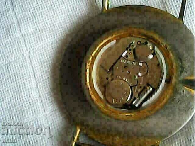 Доставка на красив стар 4асовник сутус бес батери Доставка на красив стар 4асовник сутус бес батери