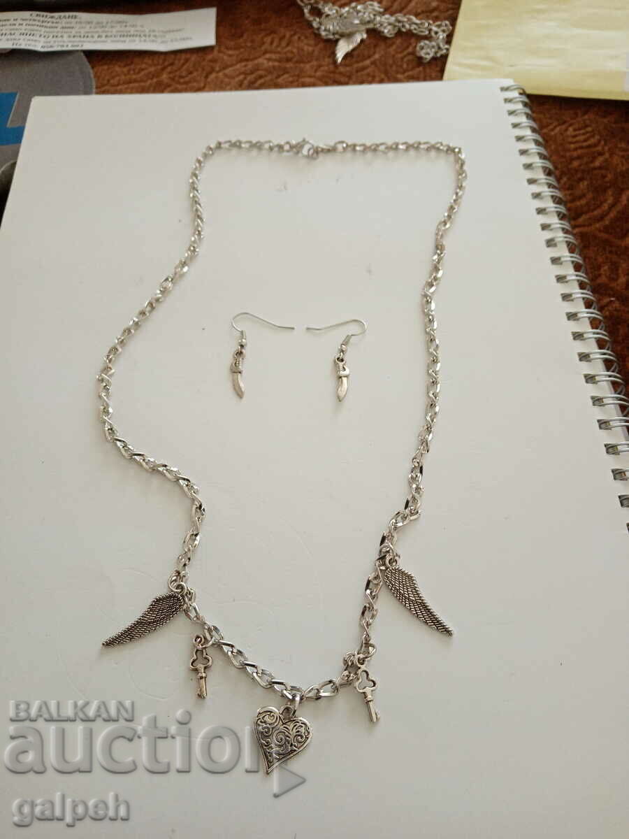 Delivery of NECKLACE Delivery of NECKLACE