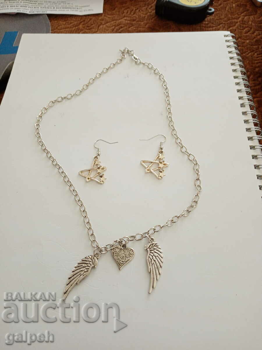 Delivery of NECKLACE Delivery of NECKLACE