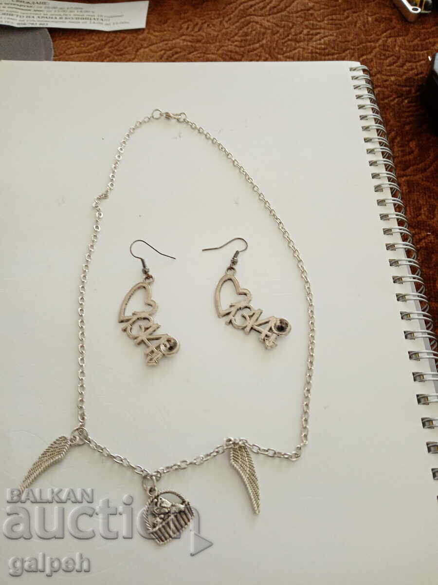 Delivery of NECKLACE Delivery of NECKLACE