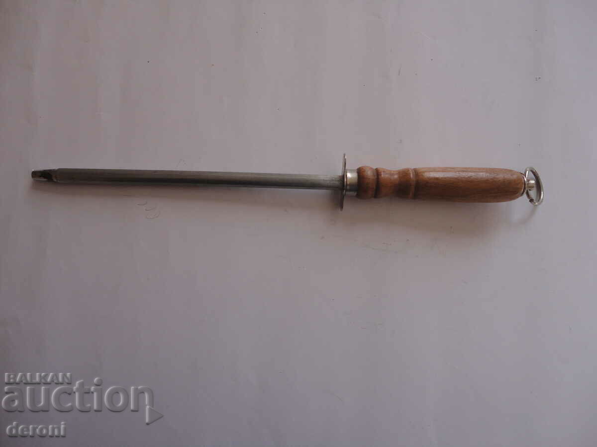 Auction Old table grinder with wooden handle Auction Old table grinder with wooden handle