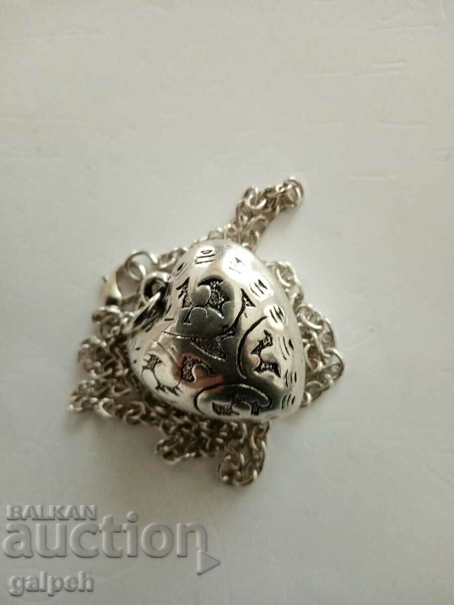 Delivery of NECKLACE Delivery of NECKLACE