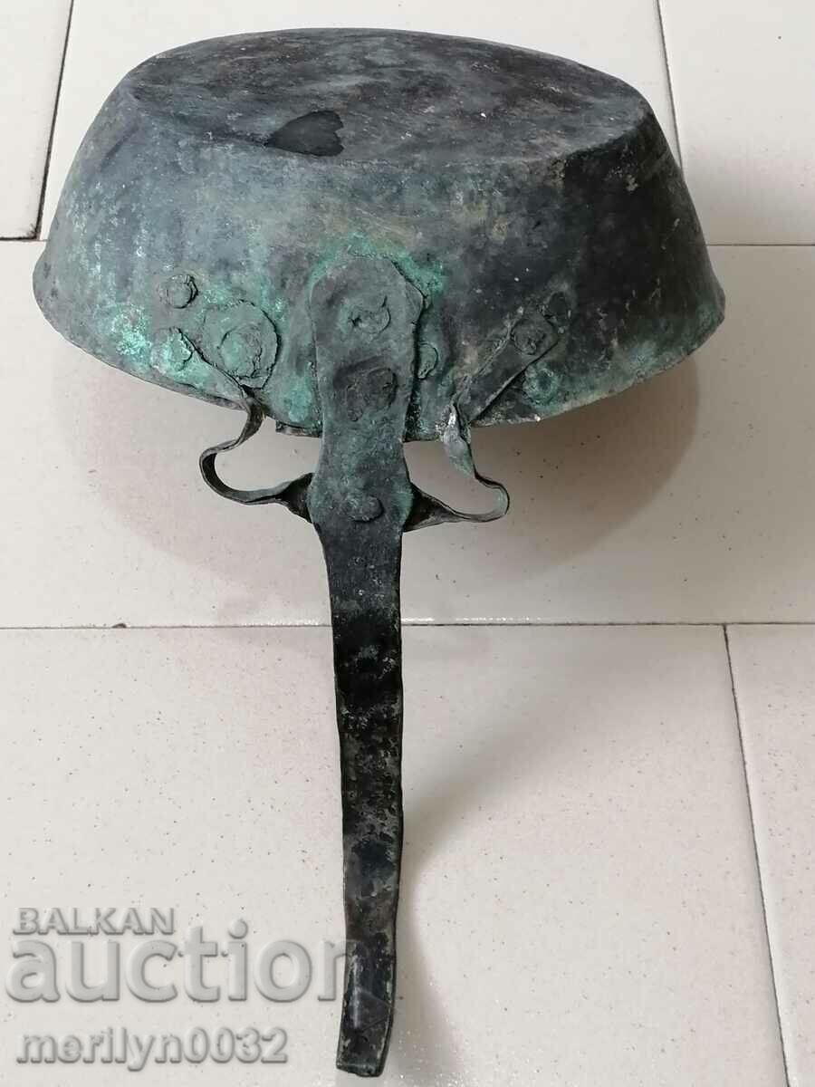 Auction  An old copper pan, a baker, a tray, a copper pot