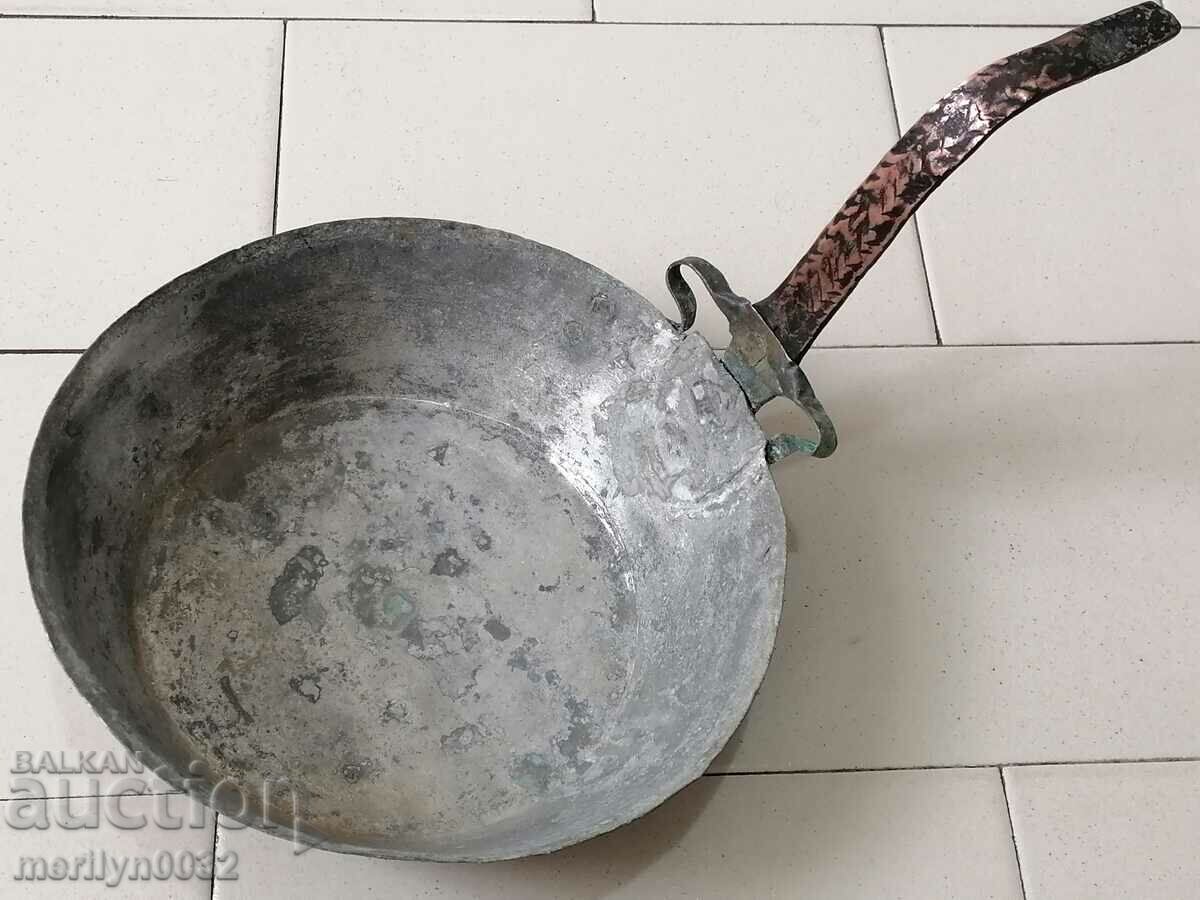 Delivery of An old copper pan, a baker, a tray, a copper pot