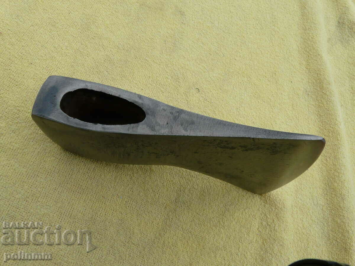 Delivery of Old tourist ax - 277 Delivery of Old tourist ax - 277