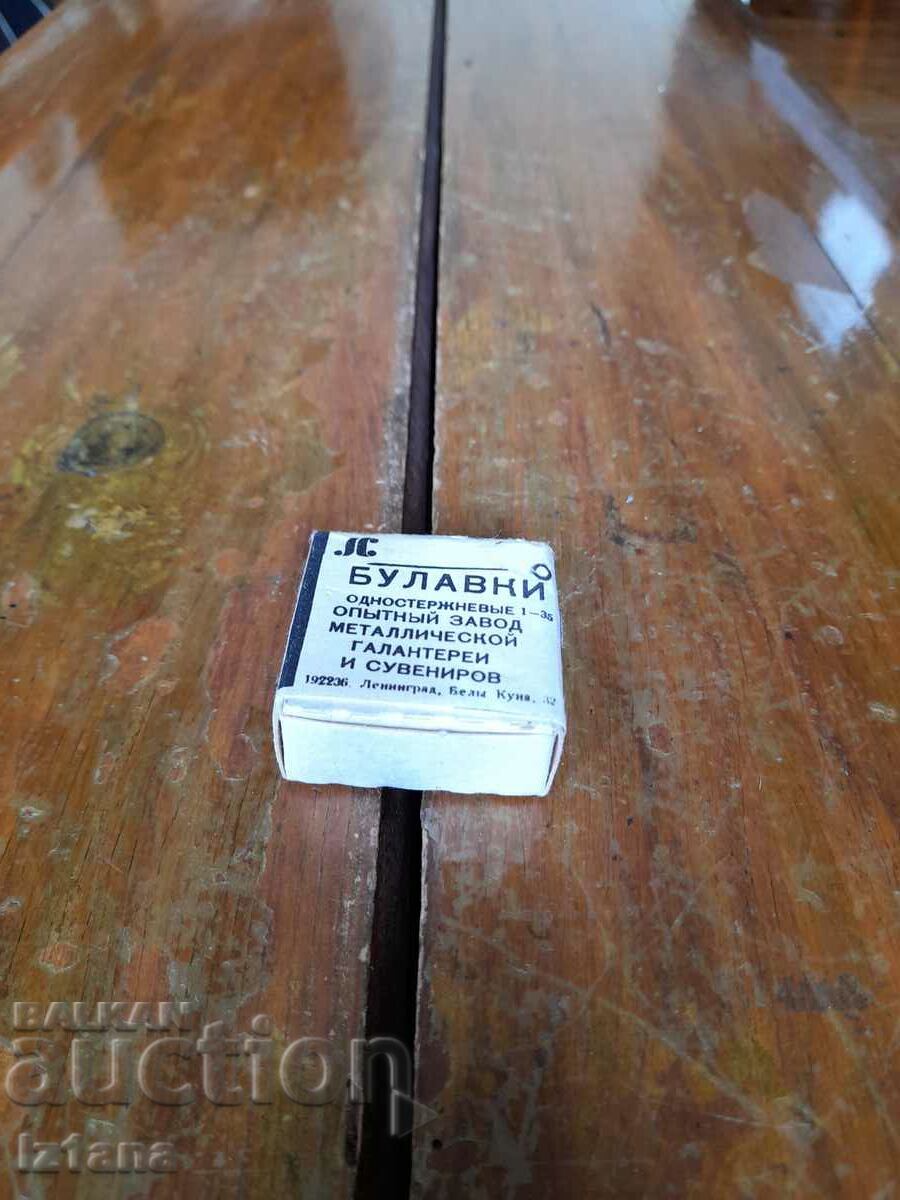 Old safety pins, Pins