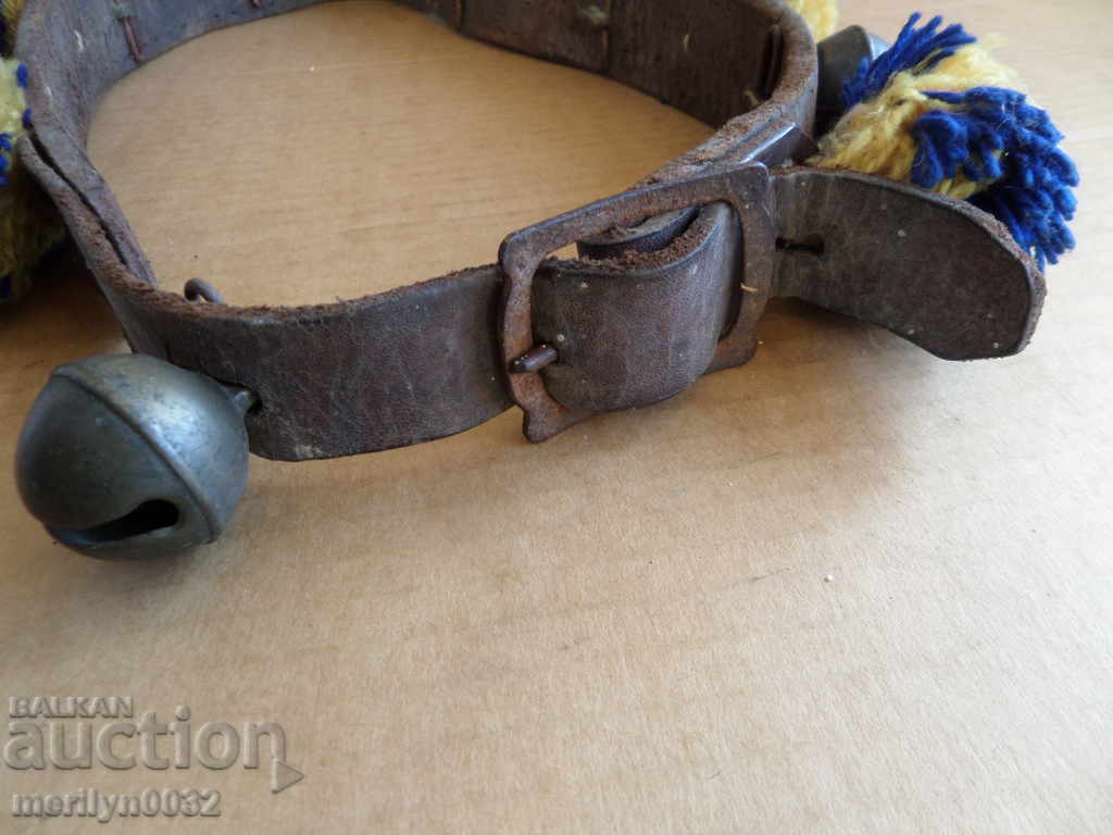 Δημοπρασία Δερμάτινο λουράκι με καμπάνες καρυδιές και φούντες chan καμπάνα φούντα