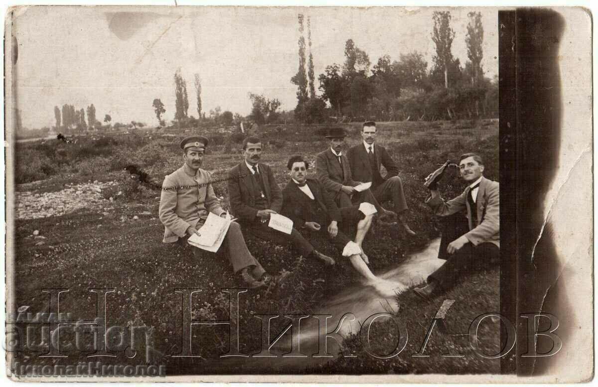 1918 OLD PHOTO INTELLECTUALS END OF STREAM G244