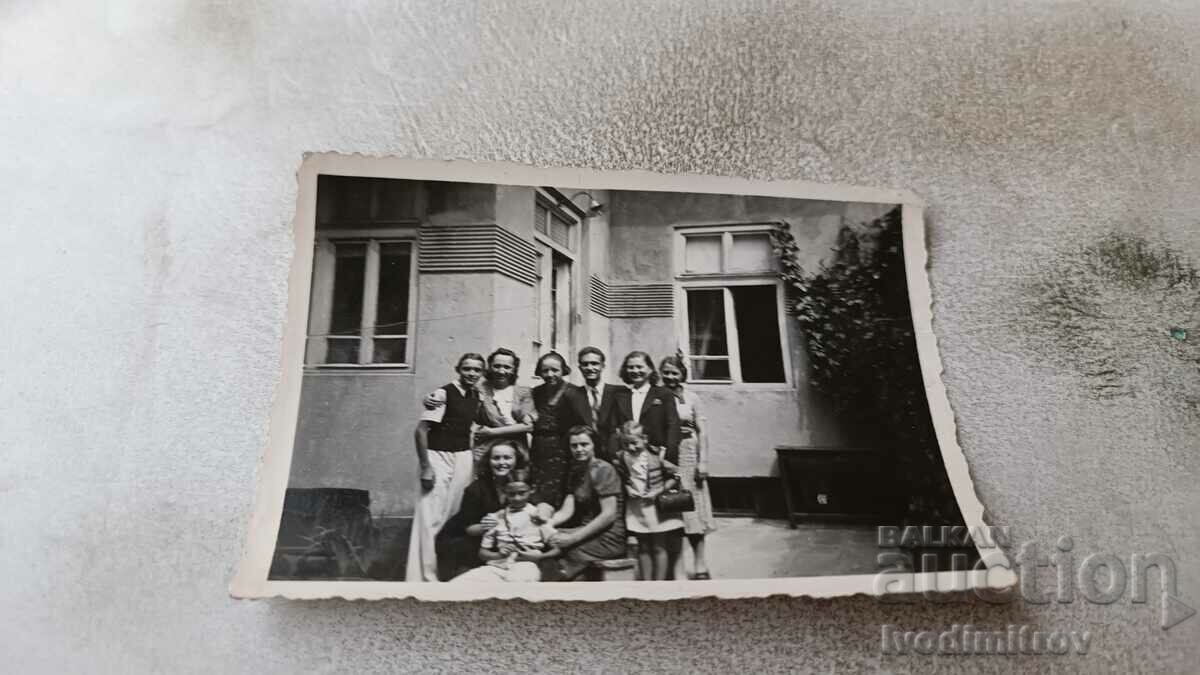 Fotografie Sofia Bărbați, femei și copii în curtea unei case 1940