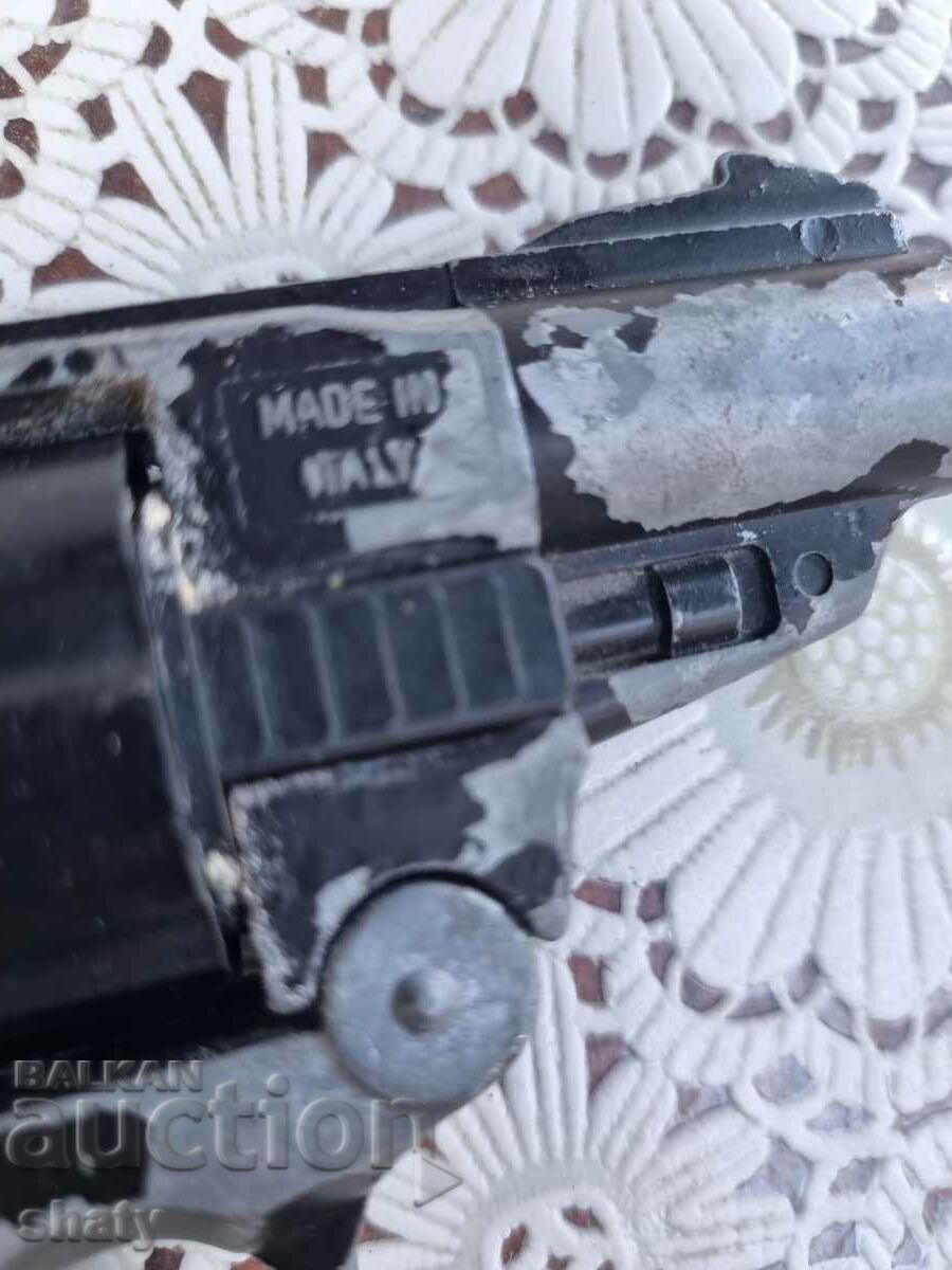 Pistol with cartridges with price 25.00 BGN | € 12.78 Pistol with cartridges with price 25.00 BGN | € 12.78