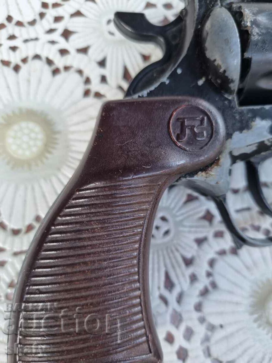 Auction Pistol with cartridges Auction Pistol with cartridges