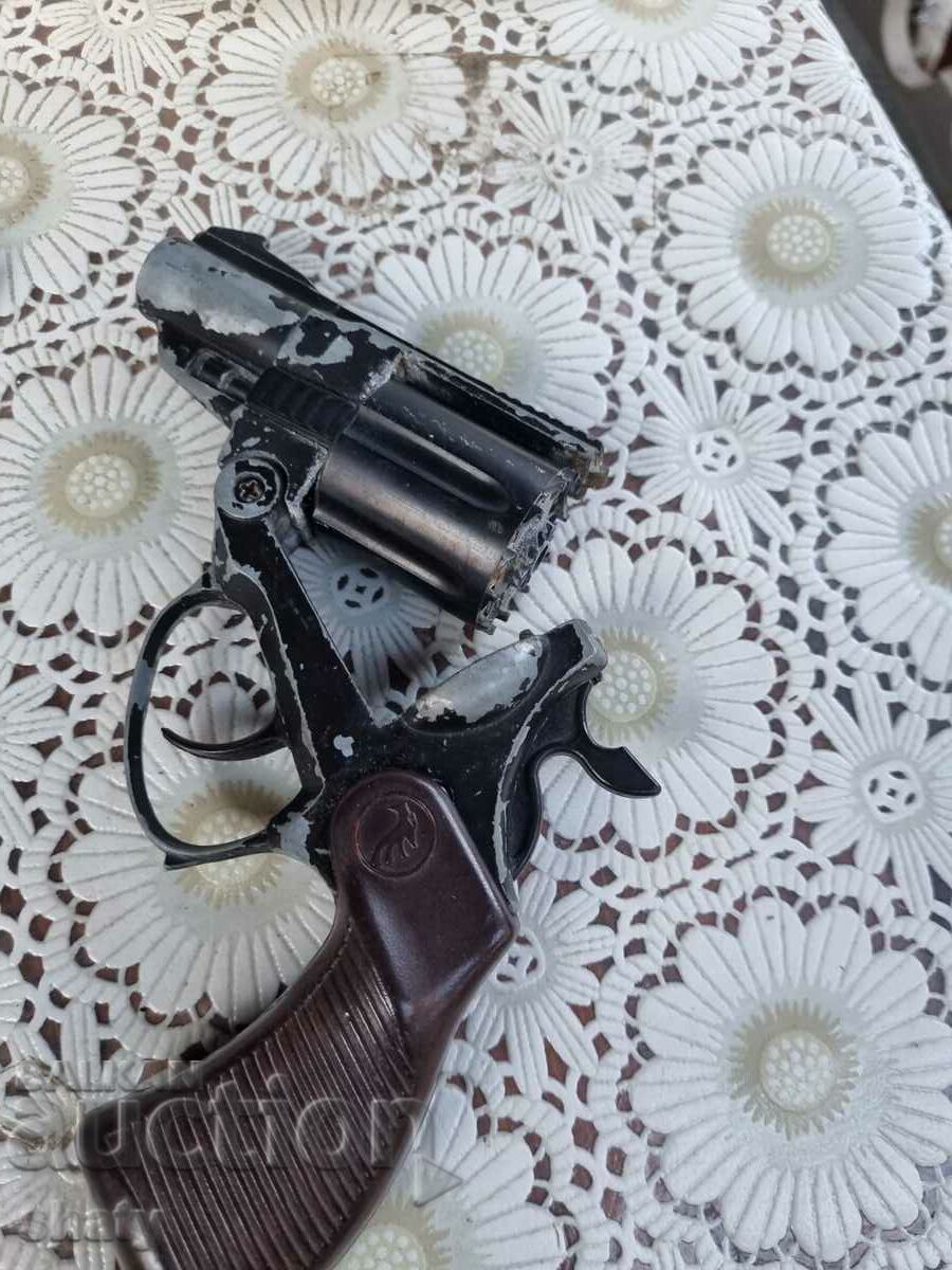 Pistol with cartridges - 6 Pistol with cartridges - 6