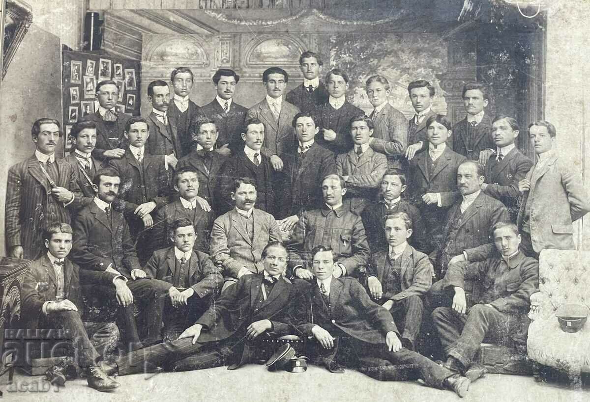 Călători 1910 cu preț 24.99 BGN | € 12.78 Călători 1910 cu preț 24.99 BGN | € 12.78