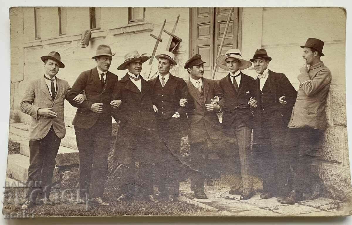 Auction Gentlemen on a walk Alexandrovska hospital Auction Gentlemen on a walk Alexandrovska hospital