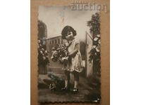 Fetiță cu trandafiri carte de epocă 1935