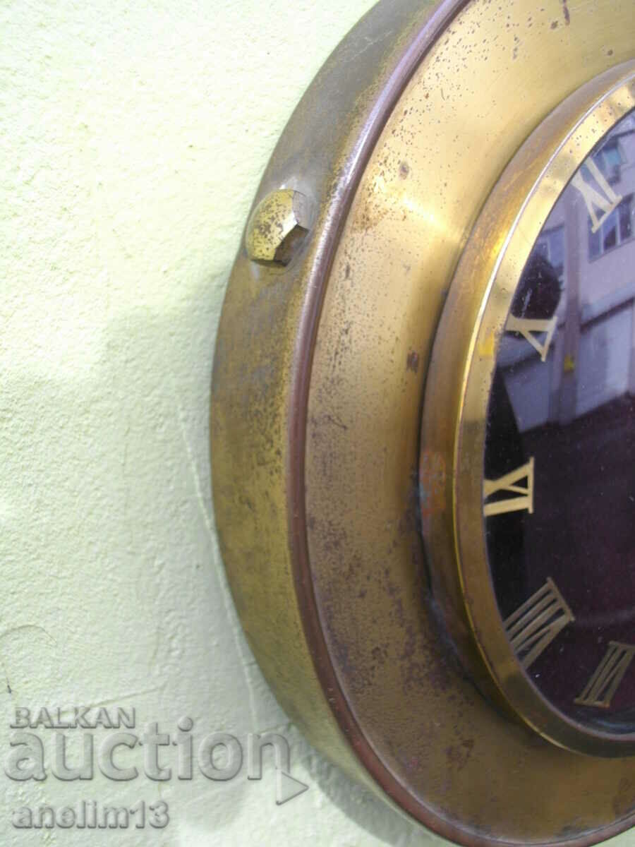 Delivery of COLLECTIBLE OLD WALL CLOCK GDR BRONZE UPG HALLE DDR Delivery of COLLECTIBLE OLD WALL CLOCK GDR BRONZE UPG HALLE DDR