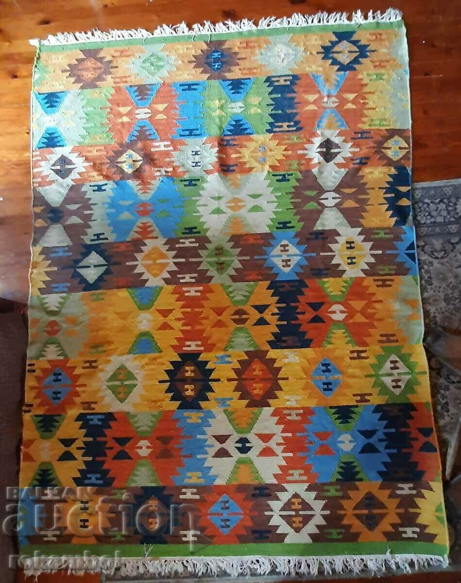 Уникален ръчно тъкан килим