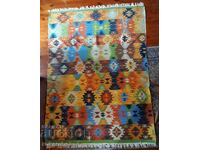 Un covor unic țesut manual