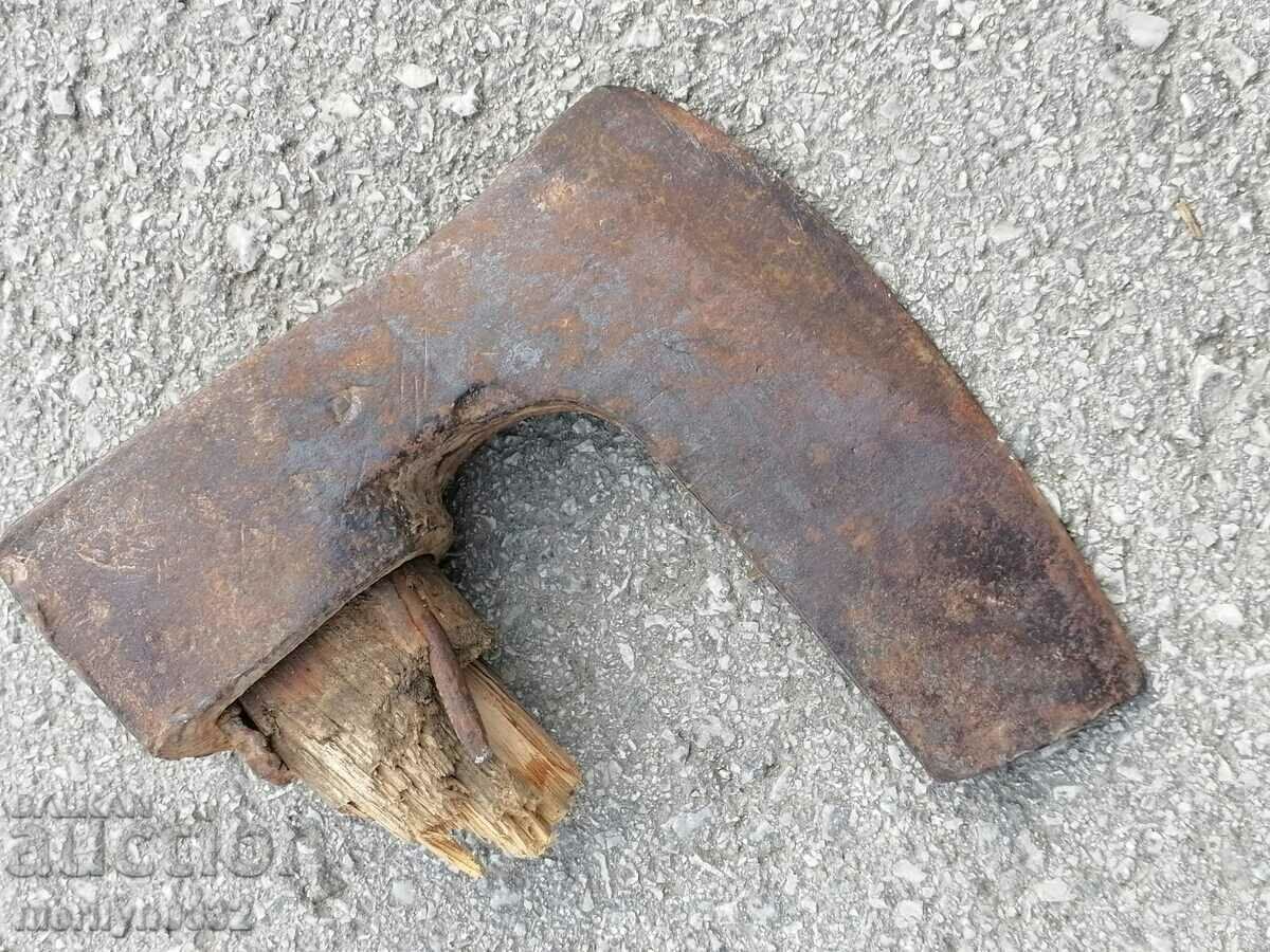 Delivery of An old ax shaft tool wrought iron Delivery of An old ax shaft tool wrought iron