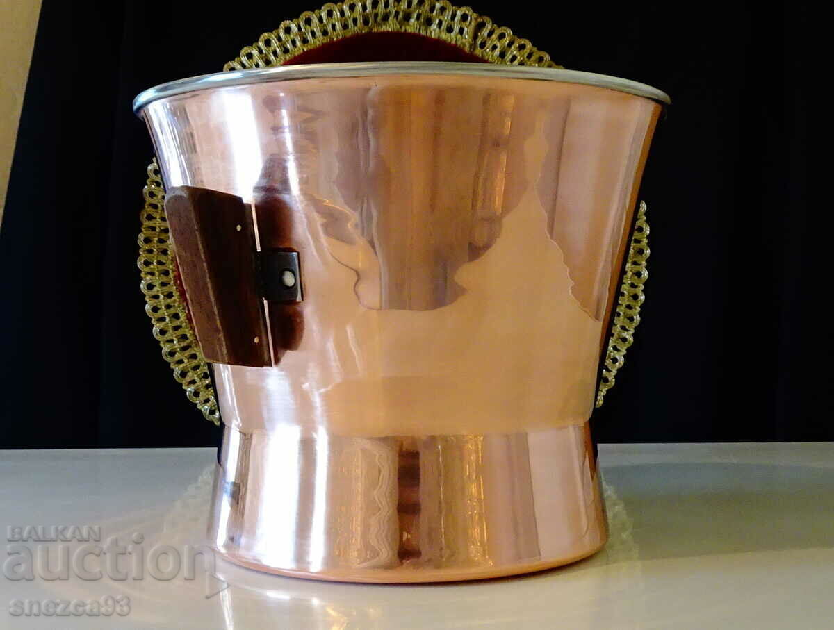 Медна шампаниера,медна тенджера,съд с двойни стени. с цена 149.00 лв. | € 76.18 Медна шампаниера,медна тенджера,съд с двойни стени. с цена 149.00 лв. | € 76.18