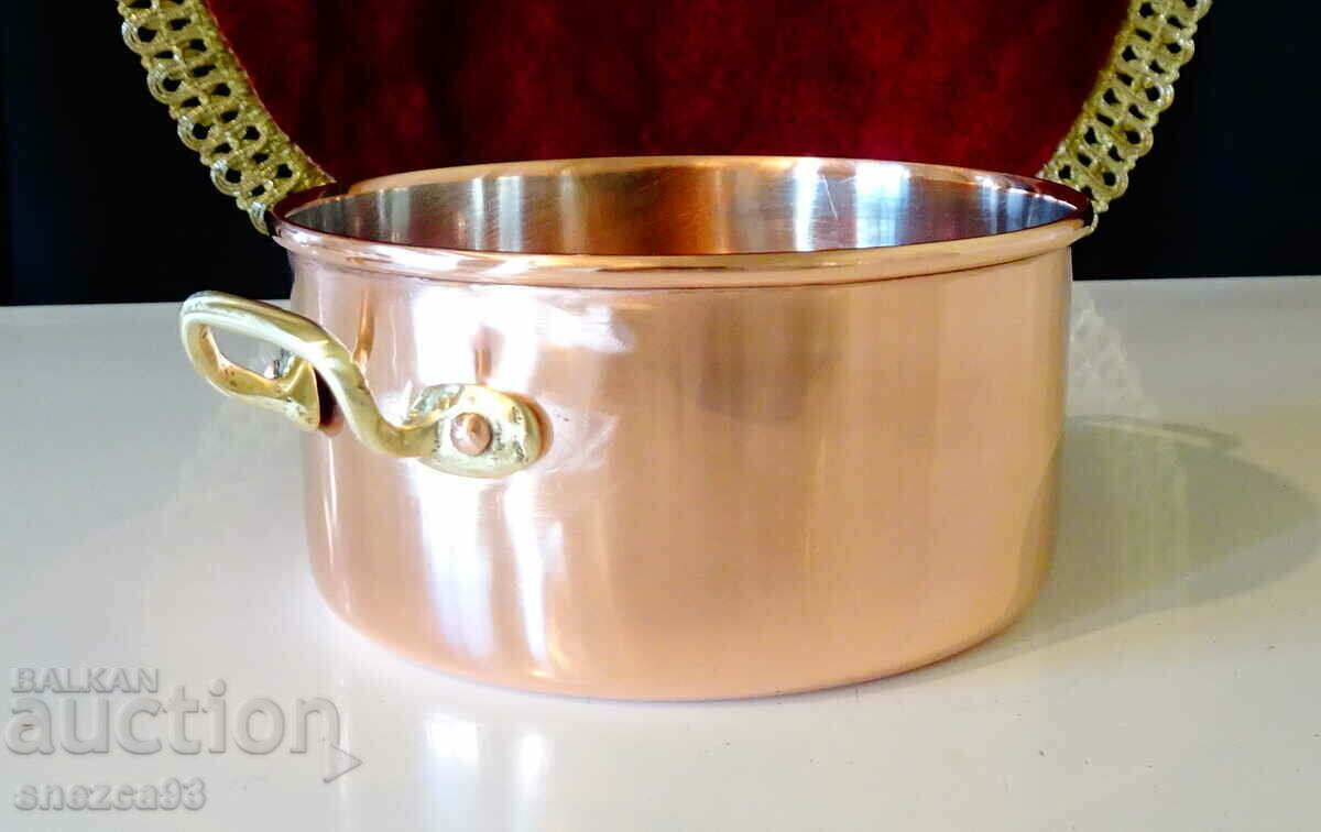 Copper pot, Portugal, marked. with price 46.00 BGN | € 23.52