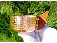 Χάλκινο φλιτζάνι καθαρού κόκκινου μελιού, όμορφο ανάγλυφο