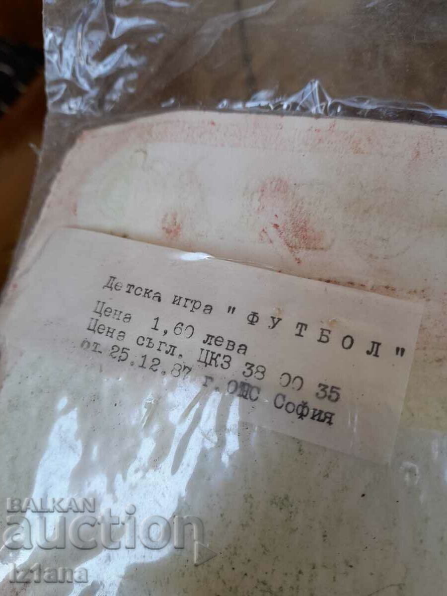 Delivery of An old children's game Football