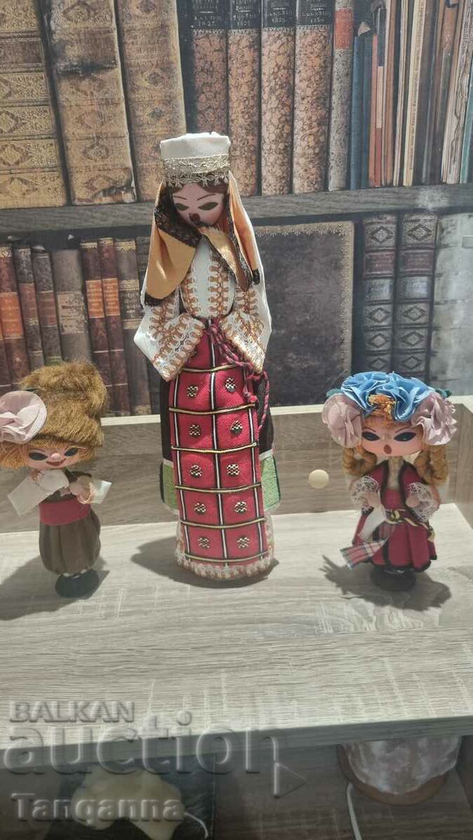 Аукцион Кукли в народни носии Аукцион Кукли в народни носии