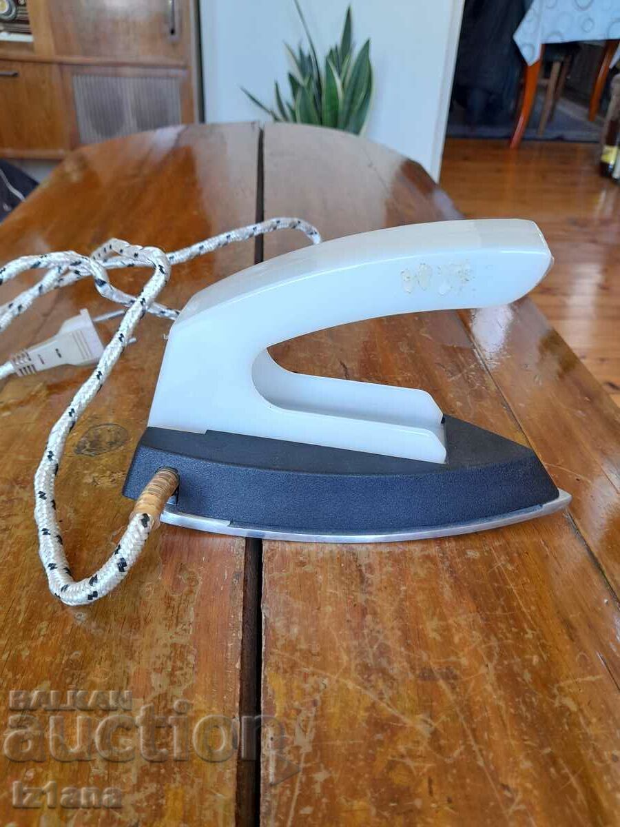 Old electric iron with price 38.00 BGN | € 19.43 Old electric iron with price 38.00 BGN | € 19.43
