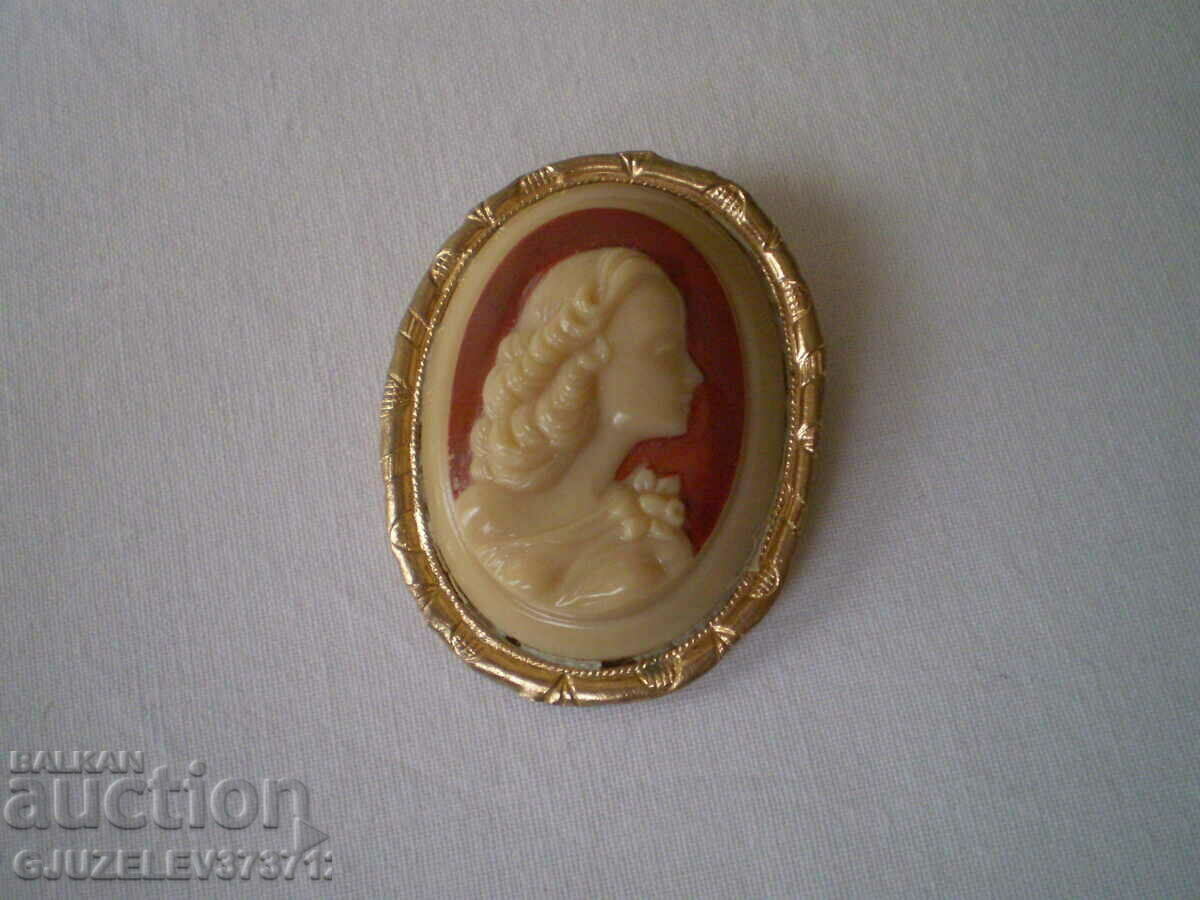 brooch -pin with a cameo Victorian woman