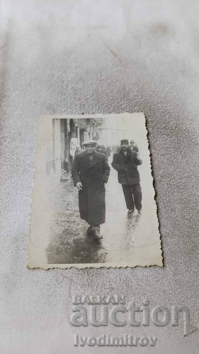 Φωτογραφία Σοφία Δύο άντρες με χειμωνιάτικα παλτά σε μια βόλτα