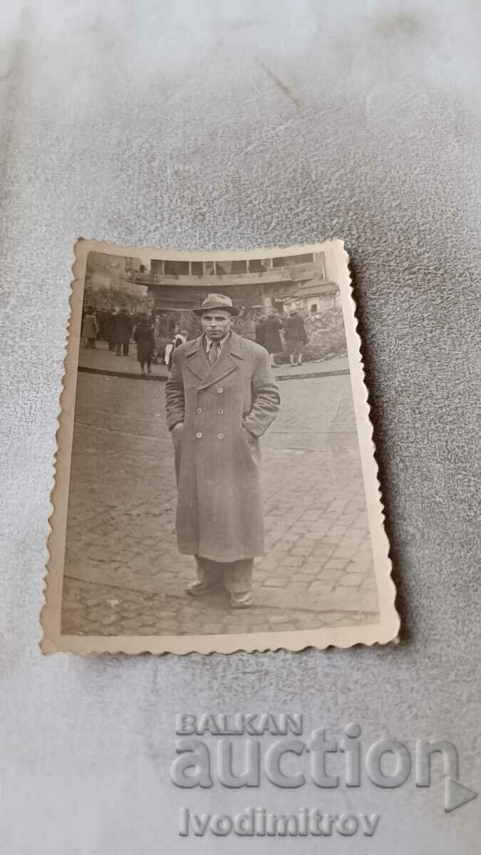 Φωτογραφία Σοφία Ένας άντρας με χειμωνιάτικο παλτό στο δρόμο