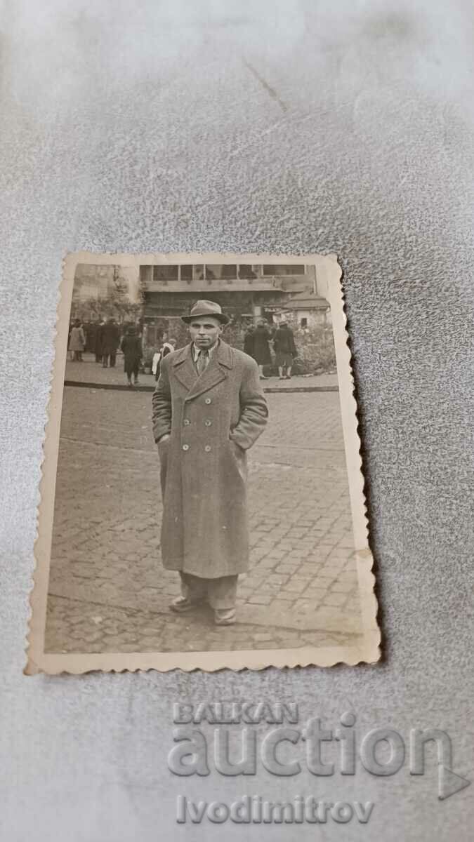 Φωτογραφία Σοφία Ένας άντρας με χειμωνιάτικο παλτό στο δρόμο